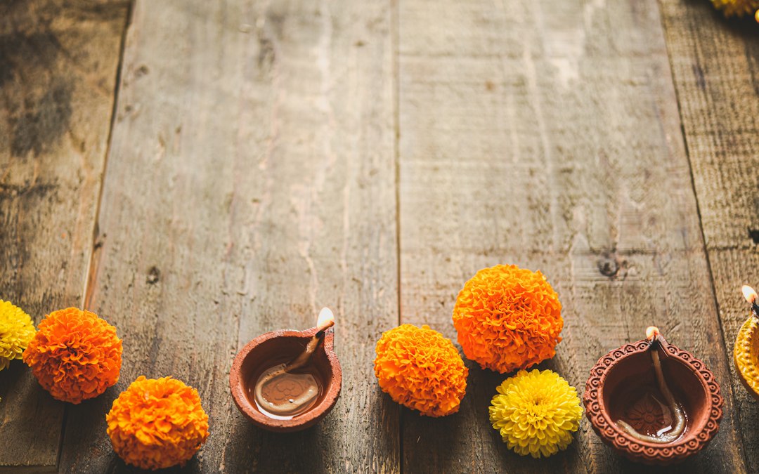 दीयों से सजा भारतीय त्योहार का घर